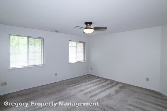 Building Photo - 2000 Village Green Dr