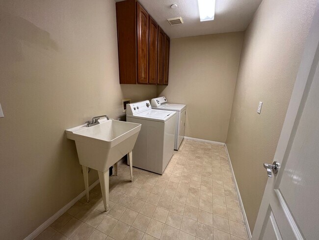 Building Photo - OVER 4000 SQ. FT. EXECUTIVE HOME IN GATED ...