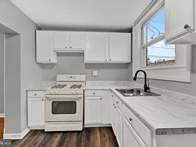 Building Photo - 818 E 35th St