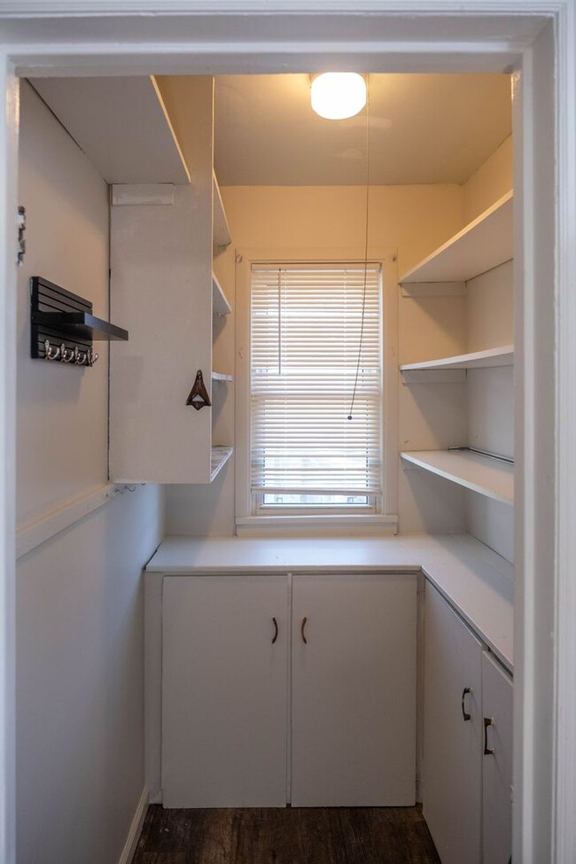 Building Photo - Charming 3 bedroom
