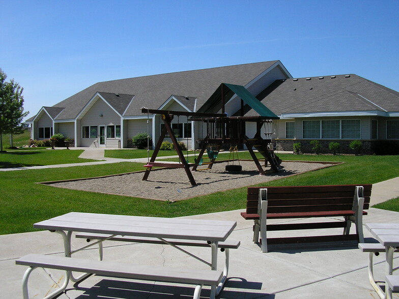 Building Photo - 1331 Lake Dr W