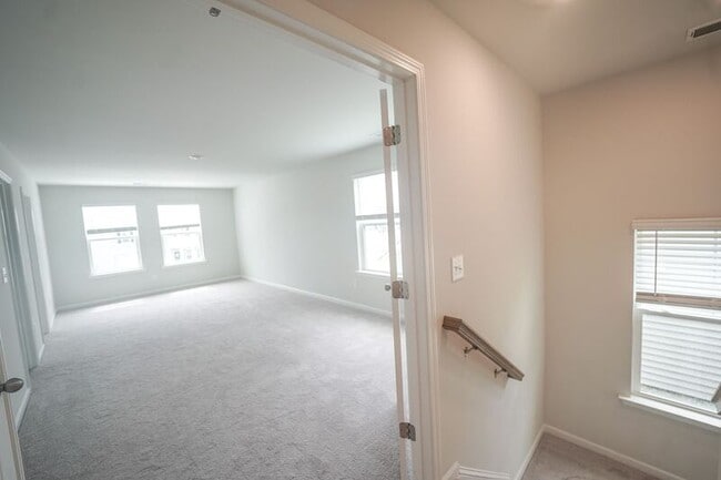 Building Photo - 225 Lillian St