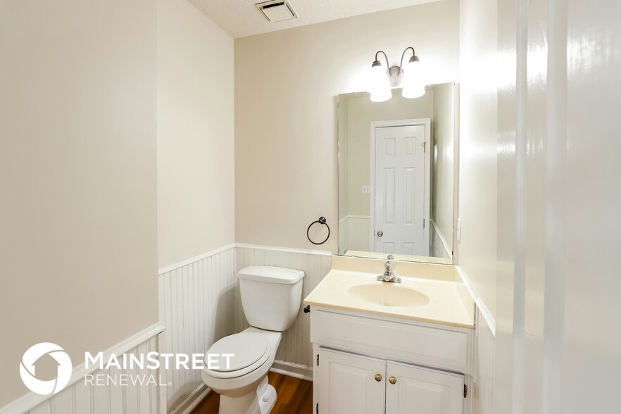 Building Photo - 11115 N Lewis Ave