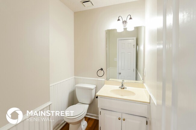 Building Photo - 11115 N Lewis Ave