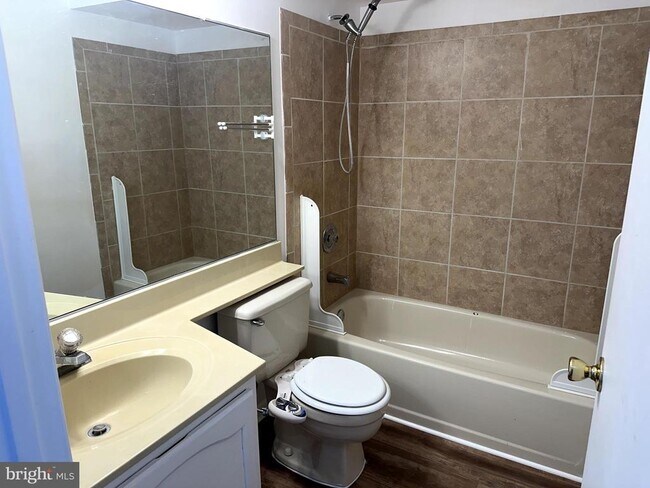 Building Photo - 102 Sequoia Ct