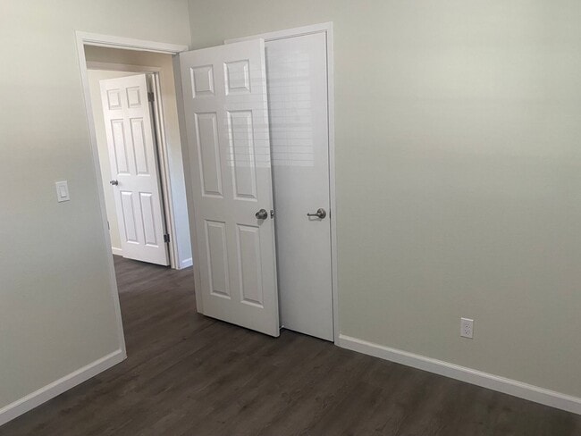 Building Photo - 3 bedroom 2 bathroom in Tulare!