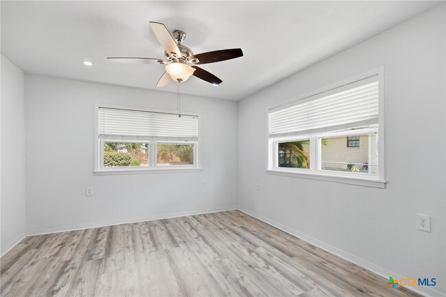 Building Photo - 1307 Summit Dr