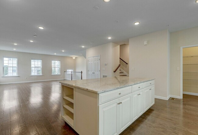 Building Photo - 704 Cottonwood Ct