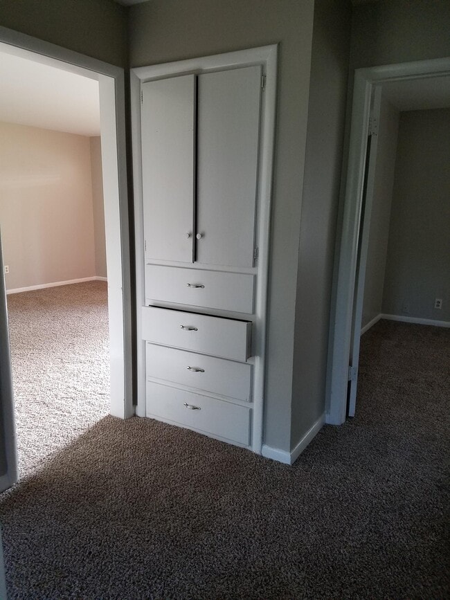Building Photo - 2113 Henderson Dr