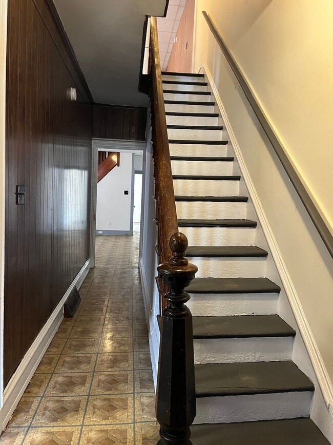 Building Photo - Large 4 Bedroom, 1 Bathroom in Columbia!