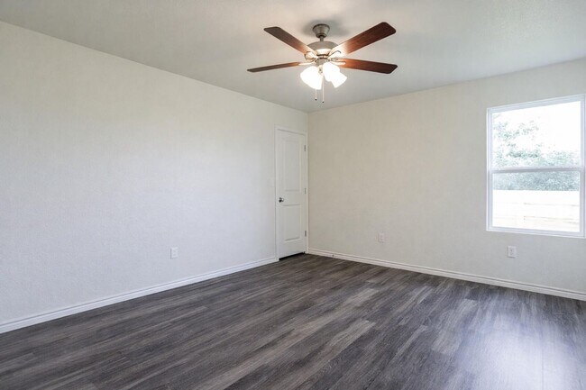 Building Photo - AVAILABLE NOW! 1 MONTH FREE