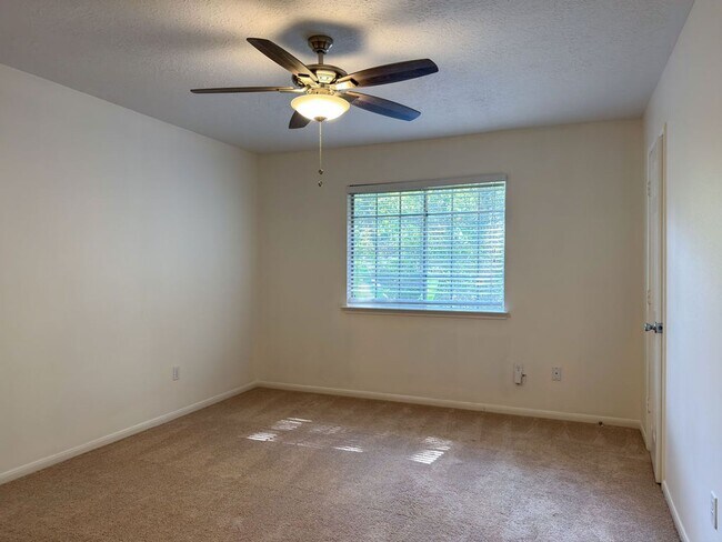 Building Photo - 302 Inverness Dr