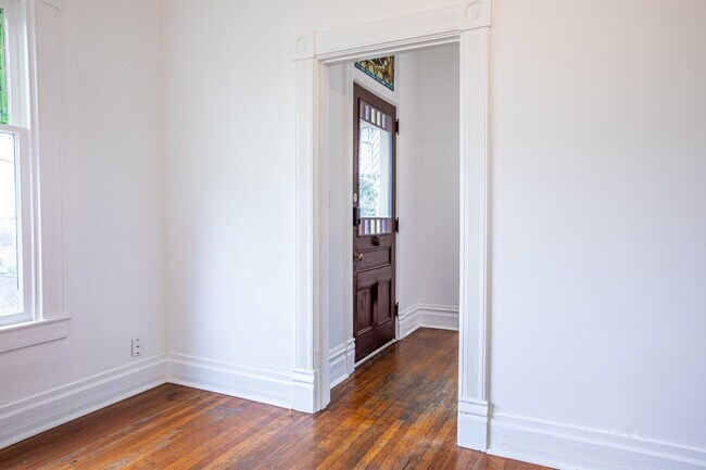 Building Photo - 1940-1946-1946 SW Market St Dr