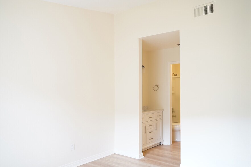 Building Photo - 17161 Alva Rd