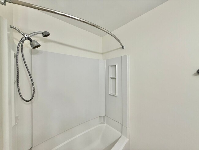 Building Photo - Newly Remodeled 3BD, 2.5BA Townhouse in Ca...