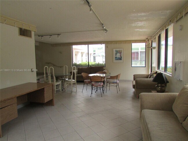 Building Photo - 8820 Fontainebleau Blvd