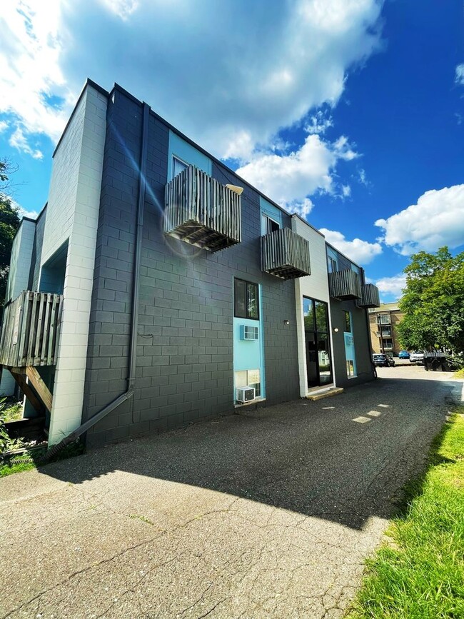 Building Photo - 526 Linden St