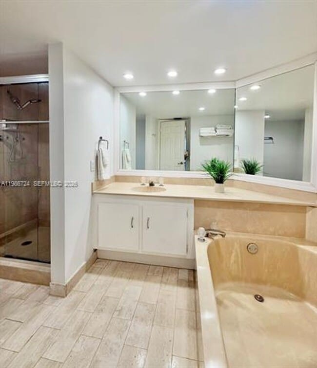 Building Photo - 1717 N Bayshore Dr