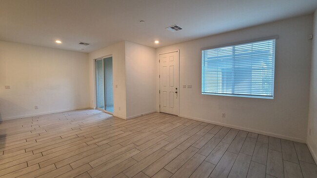 Building Photo - 3 Bedroom 2.5 Bath Townhouse