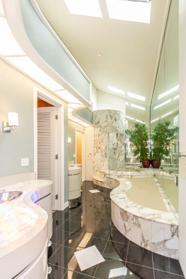 Building Photo - Extraordinary 5-Bed / 5-Bath Oceanfront Pr...