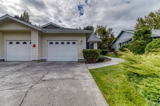 Building Photo - 1923 NE Derek Dr