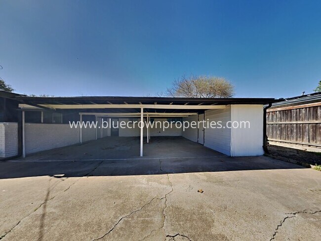 Building Photo - 2702 Wallin Dr