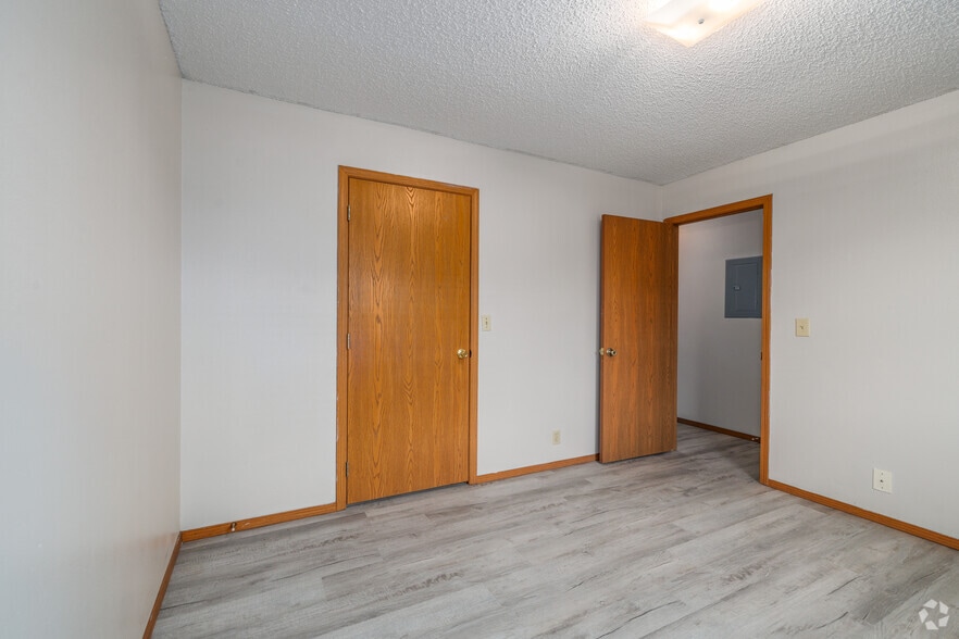 2BR, 1BA - 940SF - Primary Bedroom - Peachtree Apartments