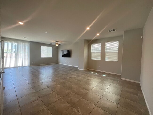 Building Photo - 4brm, 3bth, 1 den, 2cg