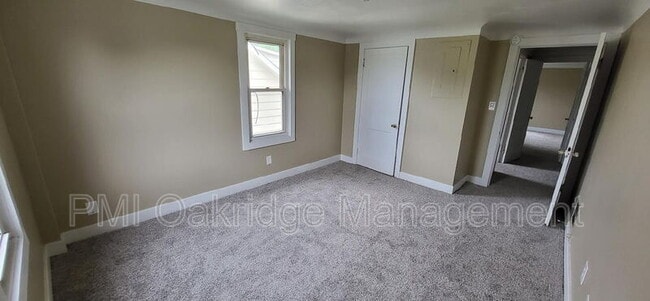 Building Photo - 906 1/2 Race Dr