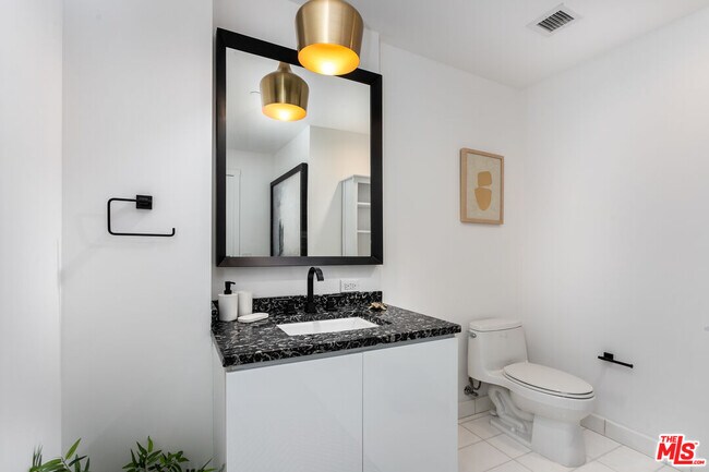 Building Photo - 900 W Olympic Blvd