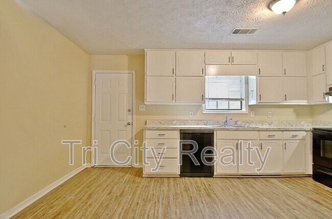 Building Photo - 220 Meadowbrook Ct