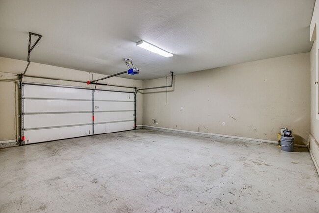 Building Photo - Beautiful 4 bed/2.5 baths in the desirable...