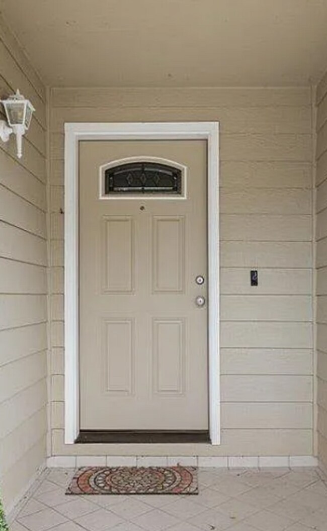 Building Photo - 3BED2BATH - NEWLY REMODELED, 2CAR GARAGE, LARGE FENCED YARD, WASHER/DRYER