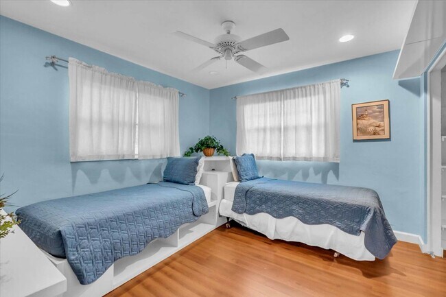 Building Photo - 2732 Valencia Dr