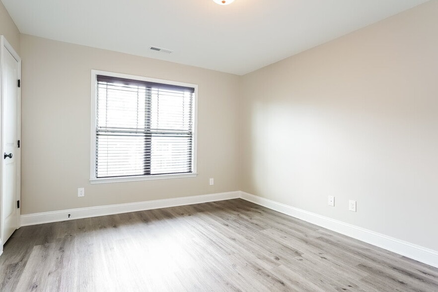 Building Photo - 104 Claymore Dr