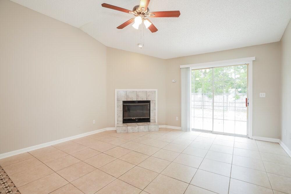 Building Photo - 7835 Longhorn Cir E