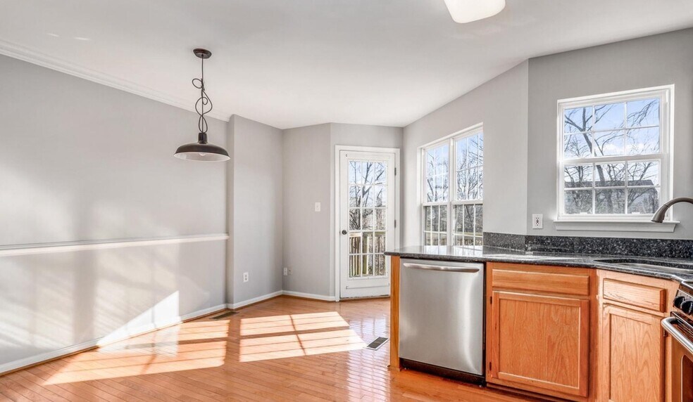 Building Photo - 45461 Bluemont Junction Sq