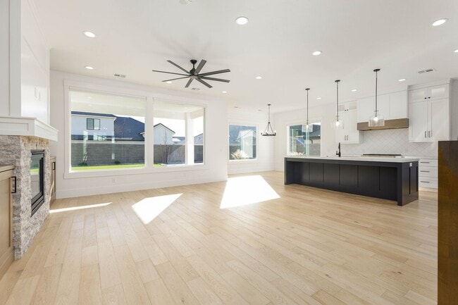 Building Photo - 6 bed / 4 bath / 3 car garage custom home in Pecan Valley