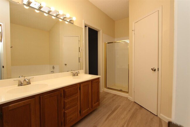 Building Photo - 15301 Ecorio Dr