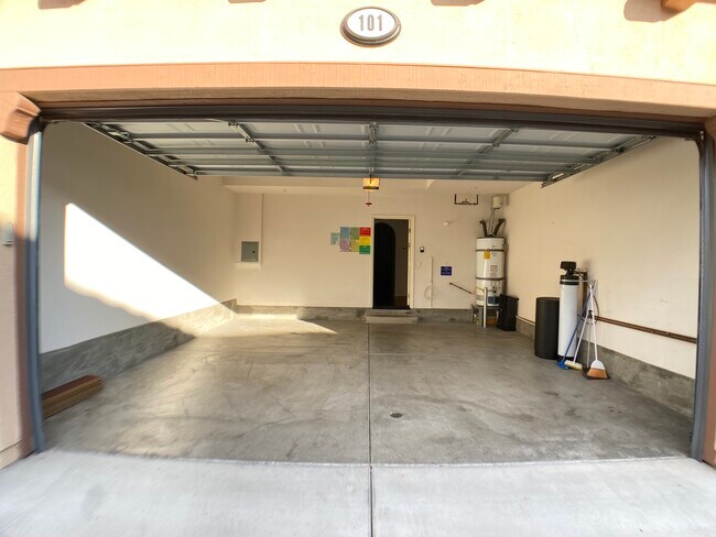 Building Photo - 101 Hallmark