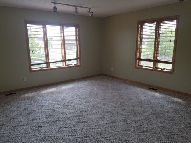 Building Photo - Spacious 4 Bedroom 2 Bath