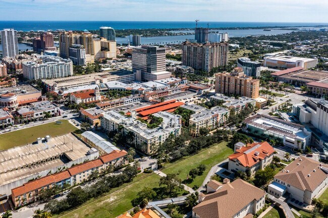 Building Photo - 630 S Sapodilla Ave