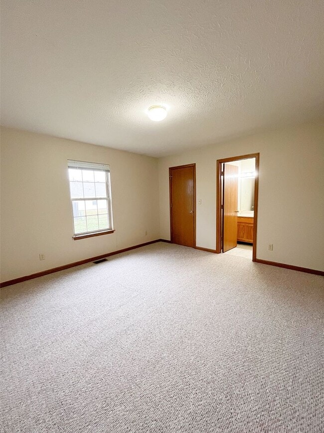 Building Photo - Large 2 Bedroom Condo