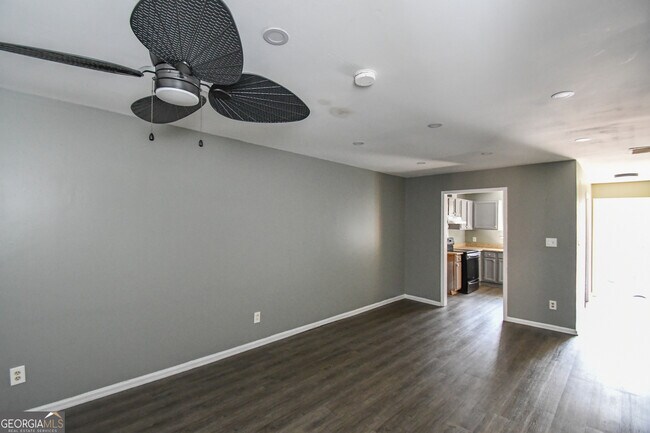 Building Photo - 735 Oak Dr