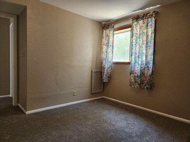 Building Photo - Spacious Lower Level Apartment Ready For R...