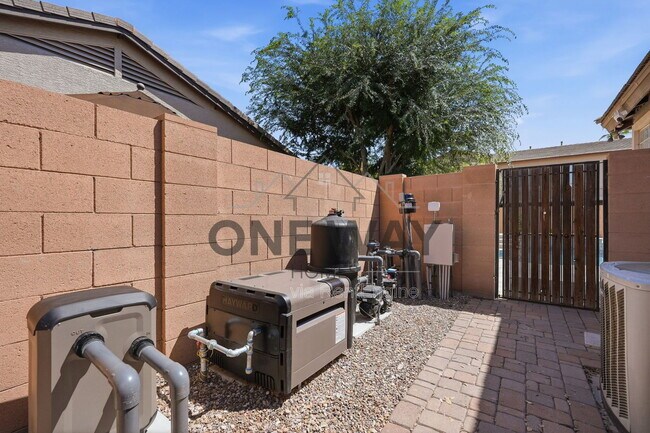 Building Photo - 587 E Benrich Dr