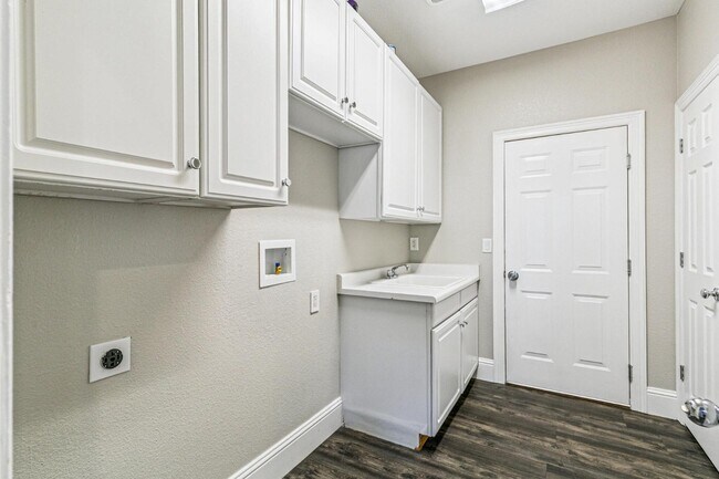 Building Photo - 20214 E Lake Cir