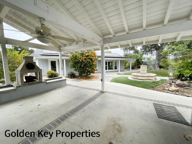 Building Photo - Charming farmhouse available in rural Vist...