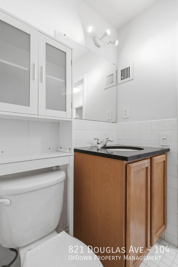 Building Photo - 821 Douglas Ave