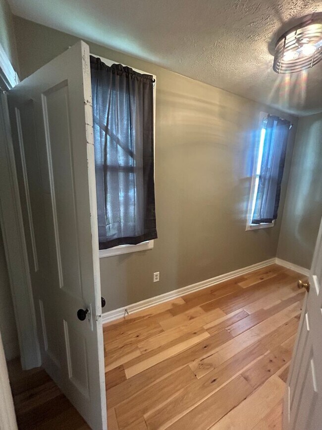 Building Photo - 6 Month Initial Lease-4904 Holdrege 2bed/1bath-Located near historic University Place